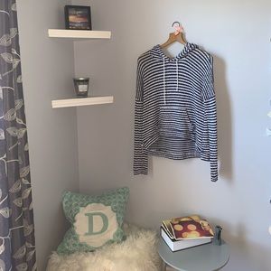 navy blue and white hoodie/ long sleeve💙🤍